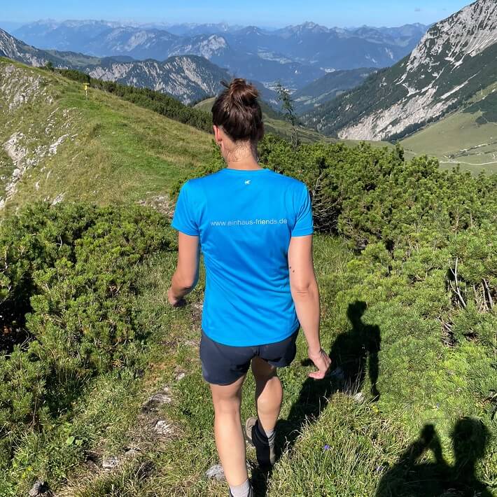 Einhaus und friend in den Bergen